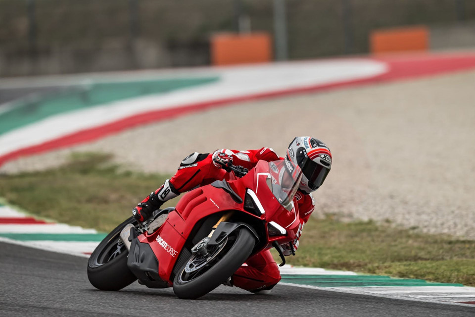 panigale v4 r sieu moto manh nhat cua ducati so huu canh gio