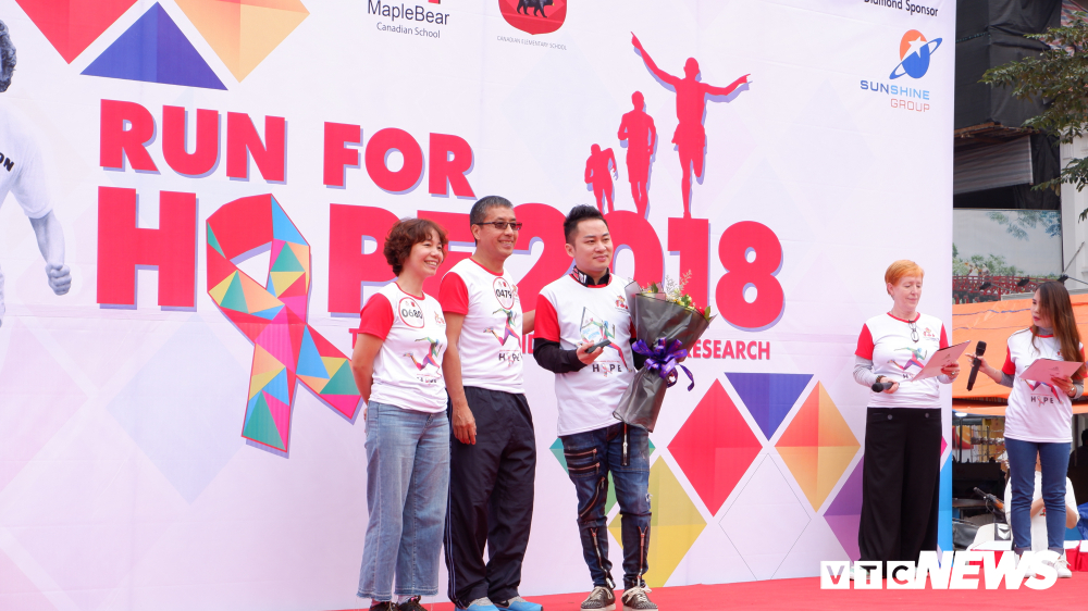 hang tram hoc sinh thu do hao huc chay vi benh nhan ung thu