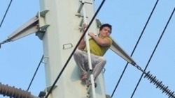 Hà Nội: Giải cứu an toàn nam thanh niên 'ngáo đá', leo hàng chục mét cột điện cao thế