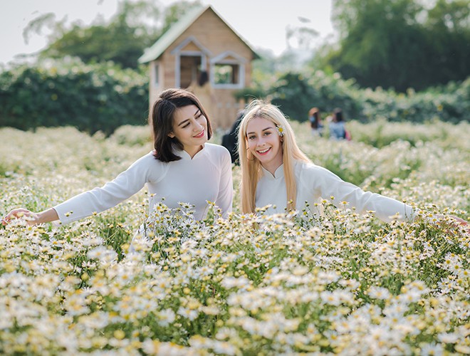 ngam nhung thieu nu nuoc ngoai thuot tha voi ta ao dai viet nam ben cuc hoa mi