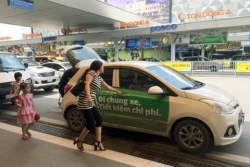 tran chien san bay cua taxi truyen thong va uber grab