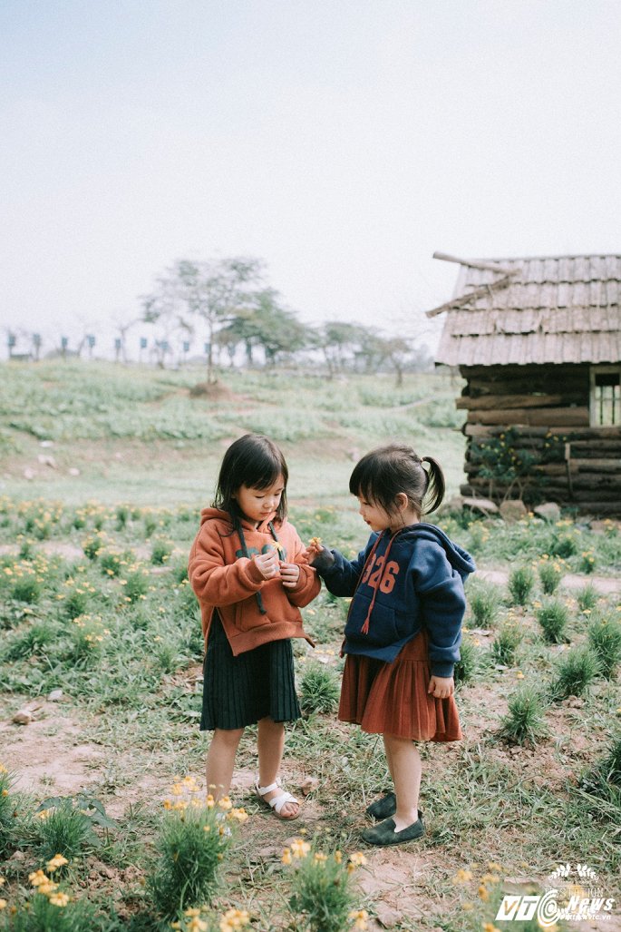 2 thien than nhi dang yeu trong bo anh giua thao nguyen hoa