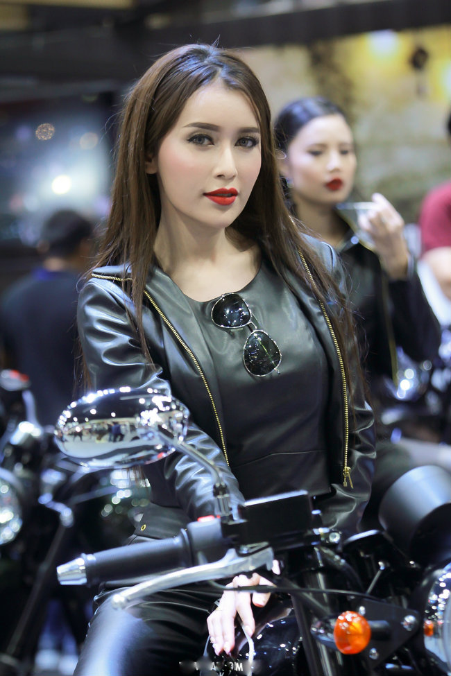 dung hinh truoc dan sieu mau qua nong khuay dong moto expo 2018