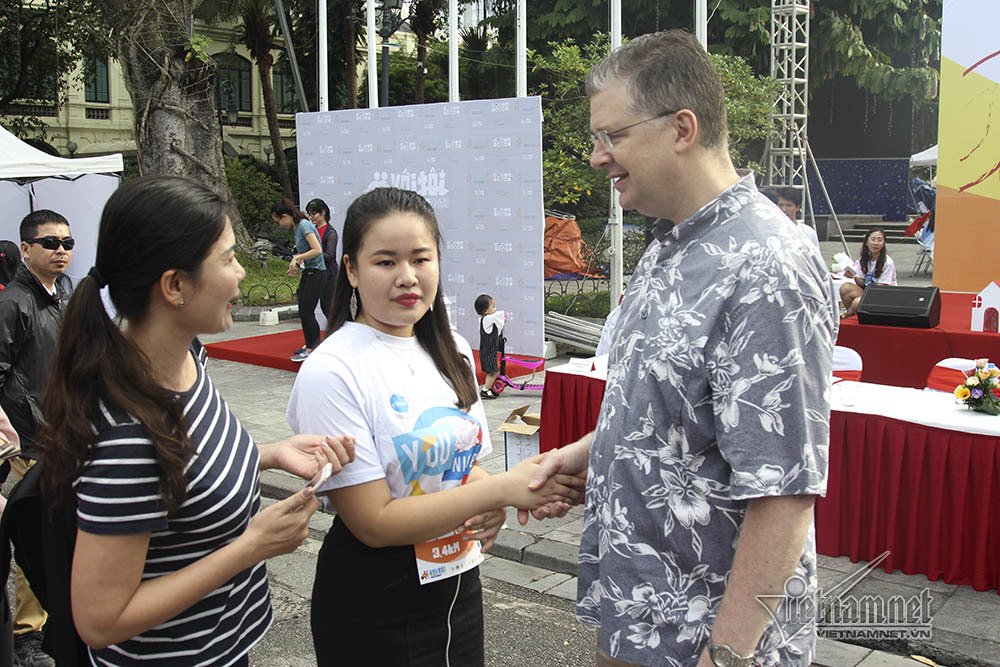 dai su 3 nuoc cung 1000 nguoi chay bo quanh ho guom