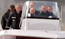 cuu tong thong george w bush khoc nghen trong tang le cua cha