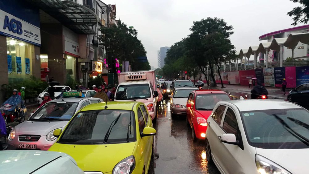 dong xe vo tan te liet trong mua ret tam ta khap nga ha thanh