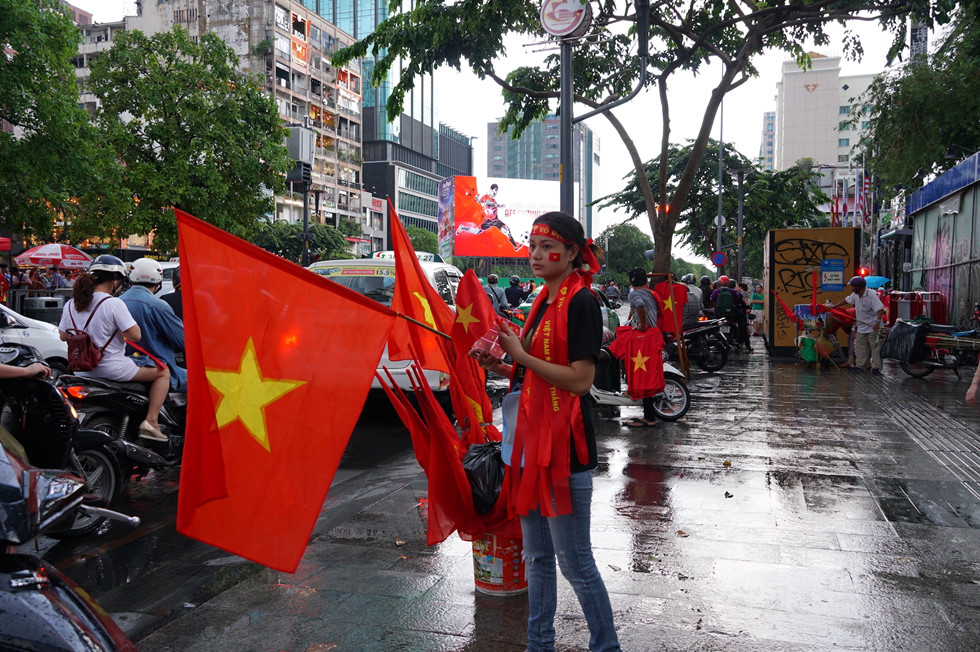 nguoi sai gon mac mua am am van tien ve pho di bo cho viet nam thang