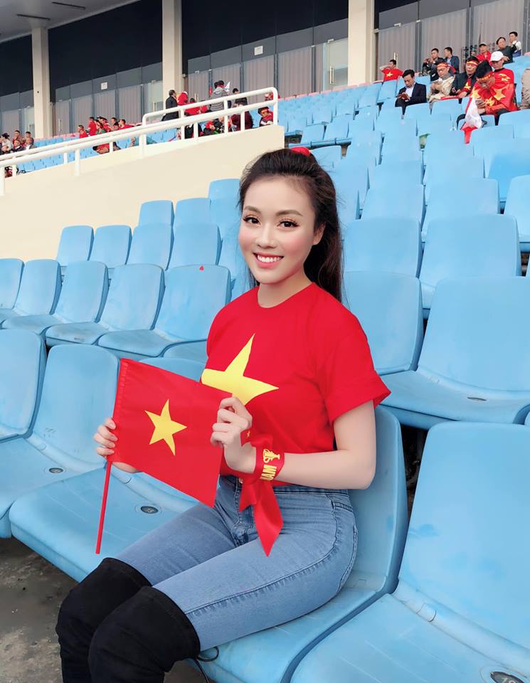 giang vien xinh dep gay sot mang sau tran chung ket aff cup 2018