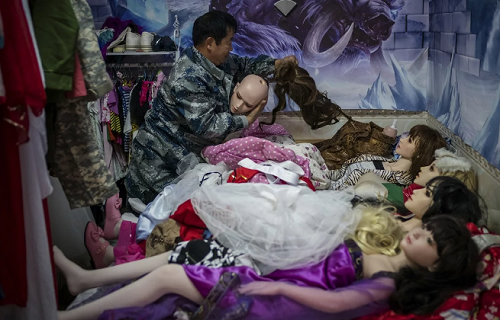 nguoi dan ong coi bup be nhu con gai o trung quoc