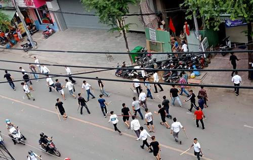 hon 50 nguoi hon chien tren duong sai gon