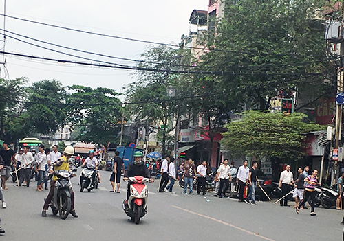 hon 50 nguoi hon chien tren duong sai gon