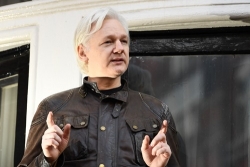 ong chu wikileaks gio tay chu v khi ra toa o london