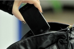 ten trom mang theo dao de tan cong chu nha khi bi phat hien