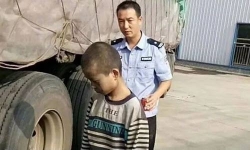 Cậu bé Trung Quốc bám dưới gầm xe tải suốt 1.000 km
