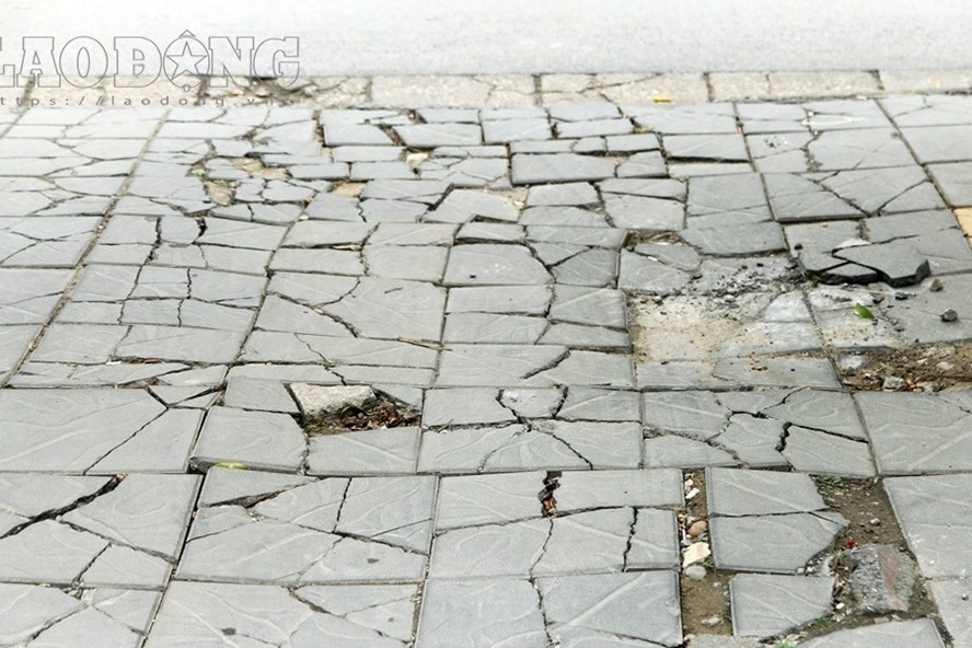 Vỉa hè mới làm đã hỏng chính là tiền thuế của dân bị “bốc hơi” via he moi lam da hong chinh la tien thue cua dan bi boc hoi