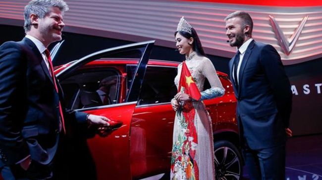 lo noi y khi mac ao dai gay tranh cai nhat la lan tieu vy gap david beckham