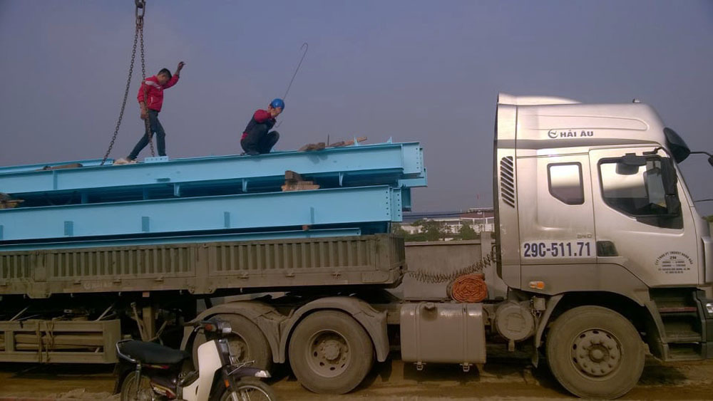 tai xe container ke chuyen bi hut trom dau giua ban ngay