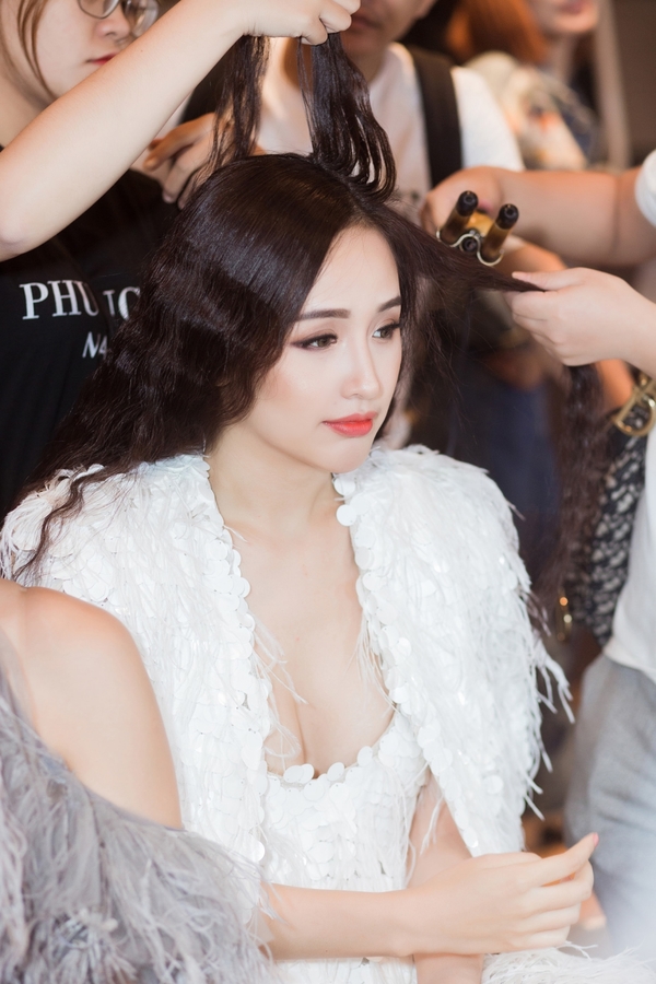 mai phuong thuy dien catwalk sau 4 nam roi showbiz