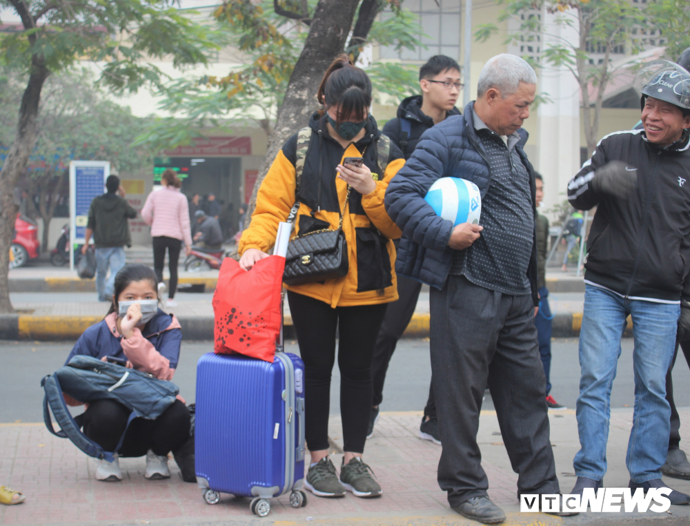 anh sinh vien ha noi tay xach nach mang ve que an tet