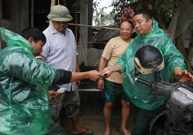 ngoi lang ban hang chuc tan ca chep do dip tet ong tao