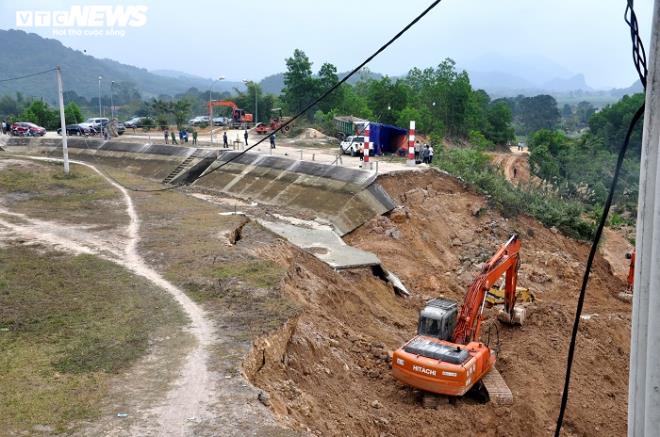 Lộ nhiều vết nứt dài sau sự cố vỡ kênh 4.300 tỷ đồng ở Thanh Hóa - 1