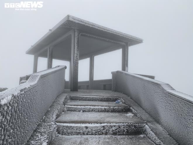 Đỉnh Mẫu Sơn giảm còn -3,4 độ C, nhiều nơi khả năng xuất hiện mưa tuyết - 1