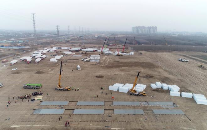 Thành phố Trung Quốc gấp rút xây trung tâm cách ly tập trung COVID-19 - 3