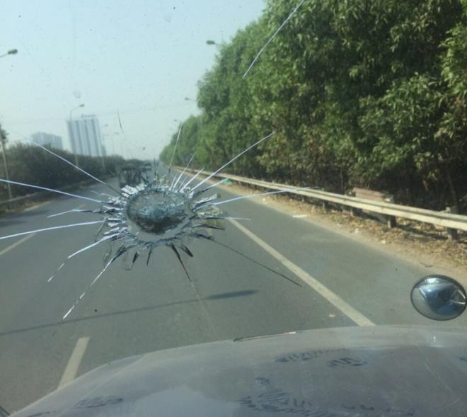 Triệu tập 5 thanh niên ném đá vỡ kính ô tô trên cao tốc Bắc Giang-Lạng Sơn - 2