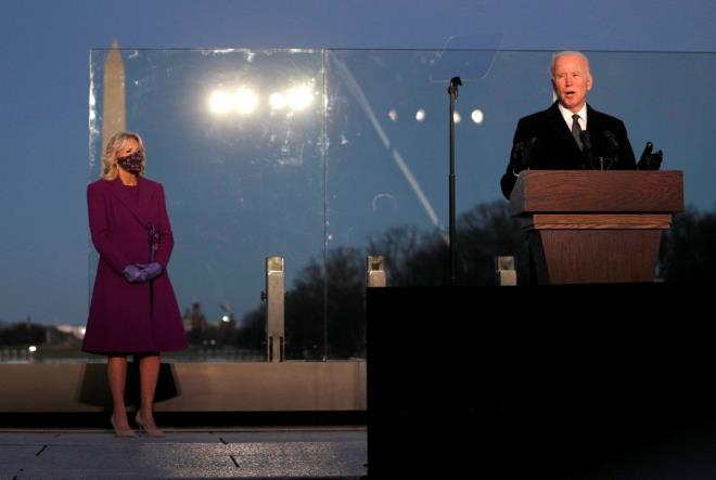 Tổng thống và Phó Tổng thống đắc cử Mỹ tham dự lễ tưởng niệm nạn nhân COVID-19 - 1