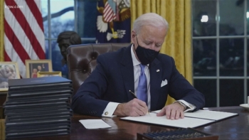 Ông Biden ký sắc lệnh tăng lương cho người lao động, hỗ trợ thực phẩm cho dân