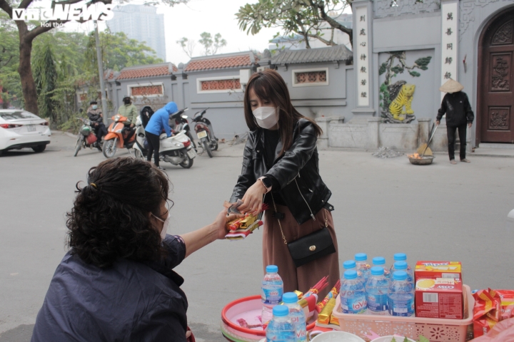 Nhiều người trẻ đứng ngoài bái vọng chùa Hà cầu duyên - 9