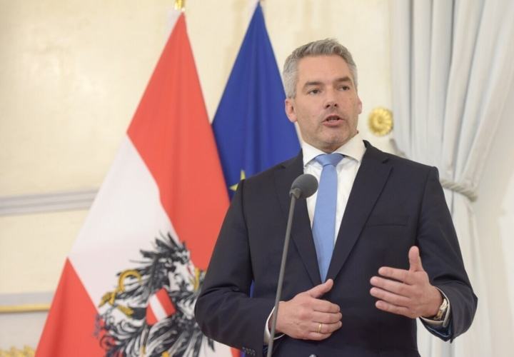 Thủ tướng Áo mắc COVID-19 - 1