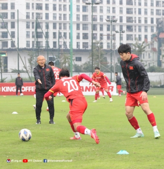 ĐT Việt Nam tập luyện trong giá rét chuẩn bị quyết đấu với tuyển Trung Quốc