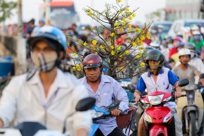 nguoi dan ve tet phai cuoc bo vao ben xe o sai gon vi tac duong