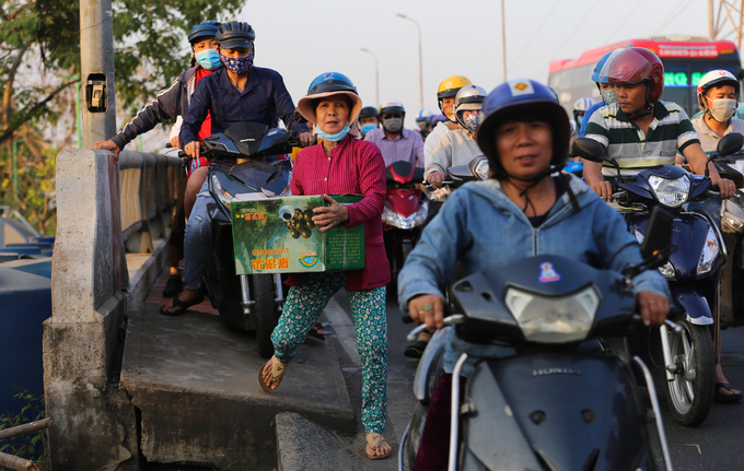 nguoi dan ve tet phai cuoc bo vao ben xe o sai gon vi tac duong