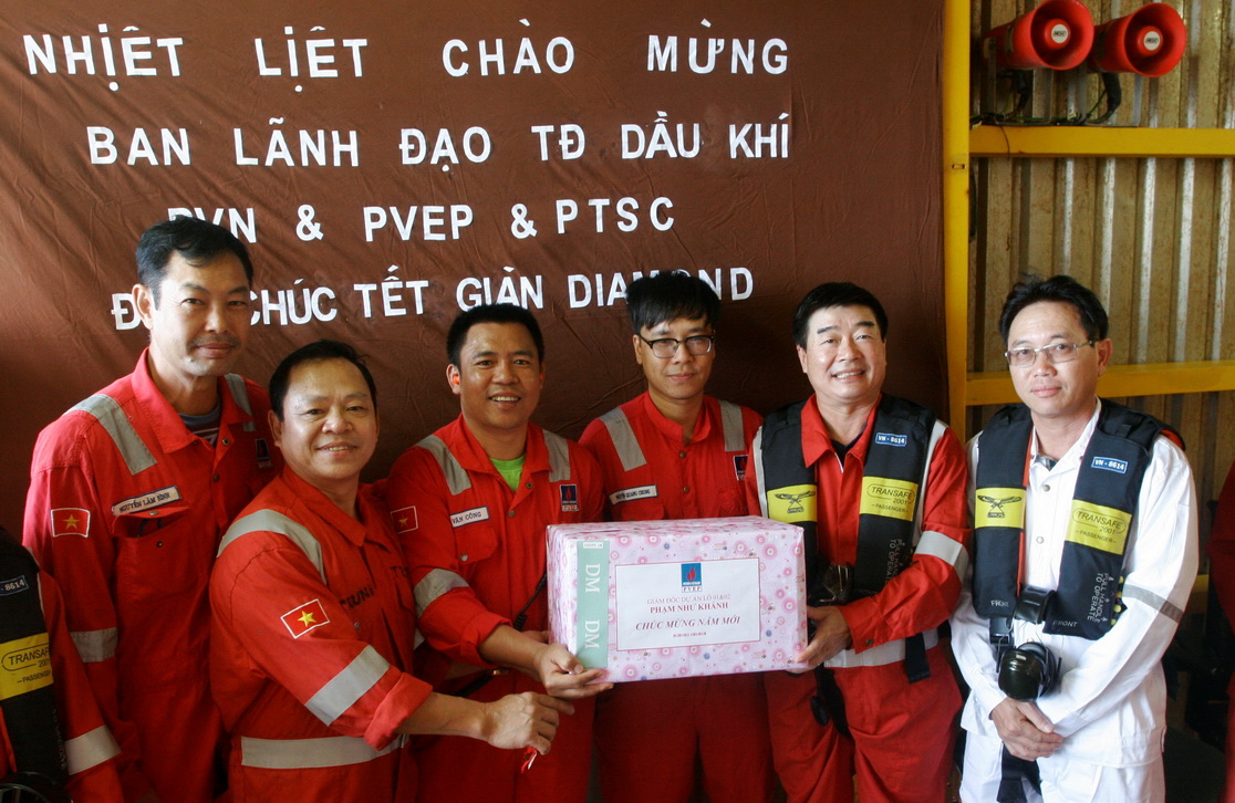 tong giam doc pvn kiem tra cong tac dam bao an toan va chuc tet tren cac cong trinh bien cua pvep lo 0102