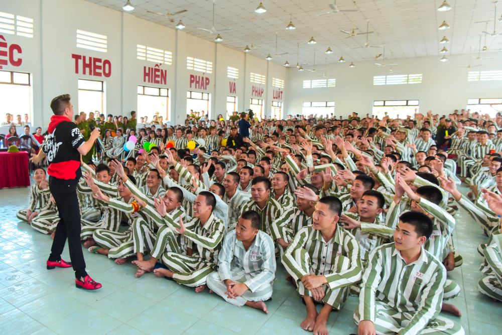 dam vinh hung den trai giam hat tang cho cac tu nhan dip tet ky hoi