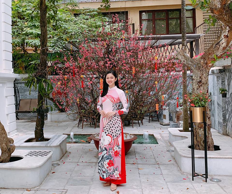 dan my nhan viet xung xinh ao dai dien tet nguoi chon do noi bat nguoi hoa tiet tre trung