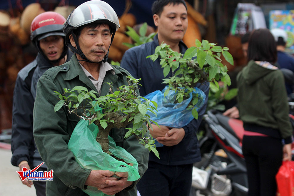 van nguoi di cho vieng ngan o to xe may tac cung giua duong