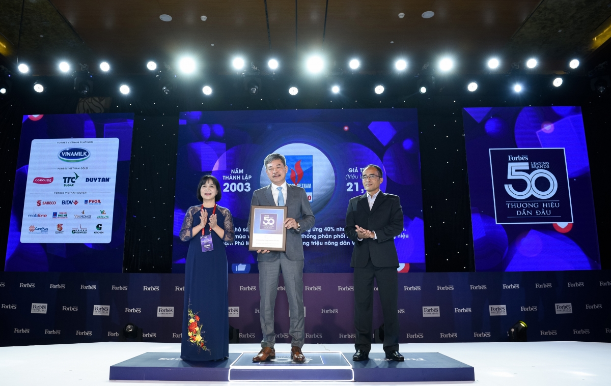 Ông Lê Cự Tân - Tổng giám đốc PVFCCo nhận Kỷ niệm chương  Top 50 thương hiệu dẫn đầu
