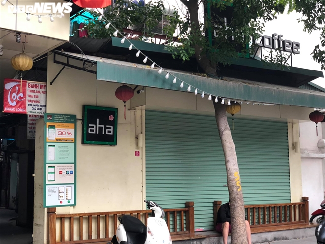 Hàng quán phố cổ Hà Nội nghỉ Tết kéo dài, khách sạn rao bán la liệt bằng tờ rơi - 12
