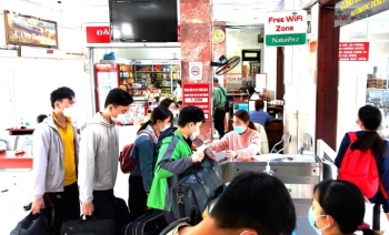 Người dân trở lại Đà Nẵng sau kỳ nghỉ Tết: Ga tàu tấp nập, bến xe vắng lặng