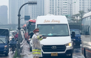 Cảnh sát giao thông Hà Nội đội mưa đón người dân trong ngày nghỉ Tết cuối cùng