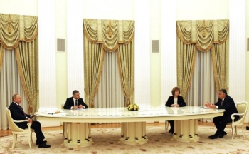 Chuyện chưa kể về chiếc bàn ‘siêu dài’ đón các nguyên thủ của Tổng thống Putin
