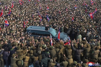 Biển người vây quanh xe chở nhà lãnh đạo Triều Tiên Kim Jong-un