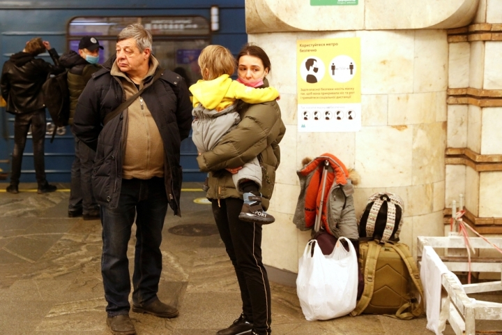 Người dân Ukraine đổ xô đi rút tiền và tích trữ lương thực - 1