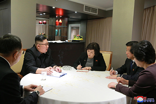 ong kim jong un duoc bao ve the nao trong khach san o ha noi