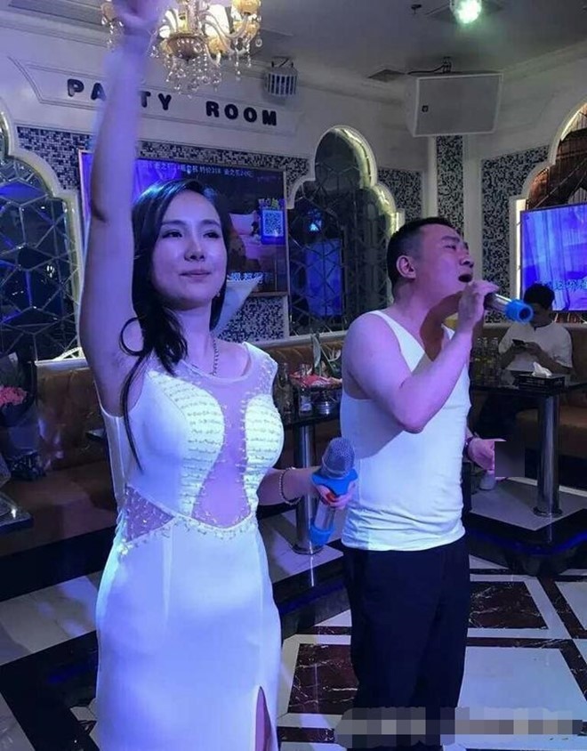 can lo lo nguoi dep khoe than het thoi phai di hat tai quan karaoke