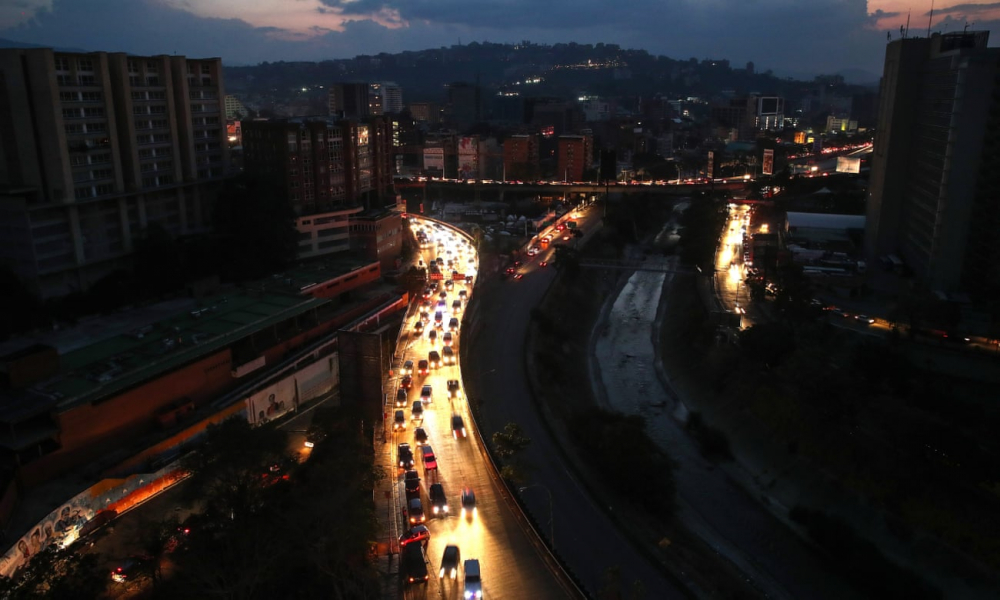 venezuela mat dien tren dien rong ngay thu 4 nguoi dan tuc gian met moi va so hai