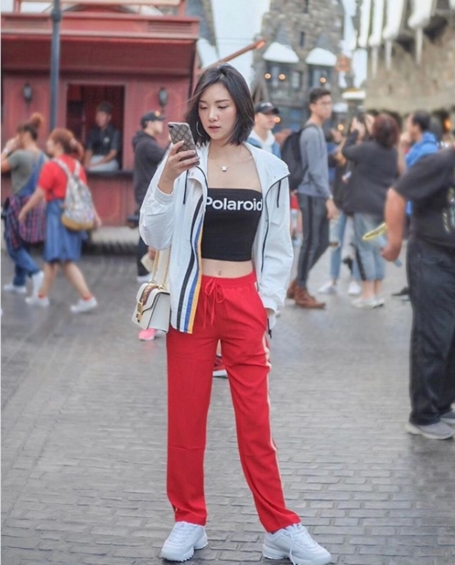 my nu thai lan pho bay duong cong voi ao crop top